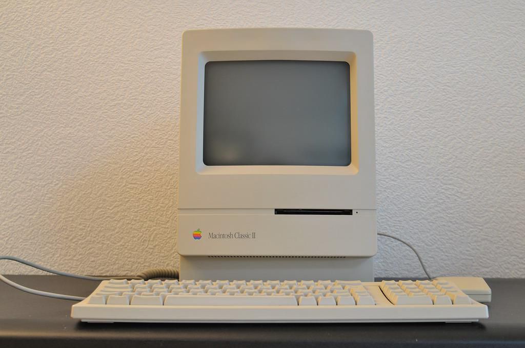 выпущен первый персональный компьютер apple macintosh. почему макинтош. компьютеры apple macintosh. почему макинтош. компьютер джобса макинтош.