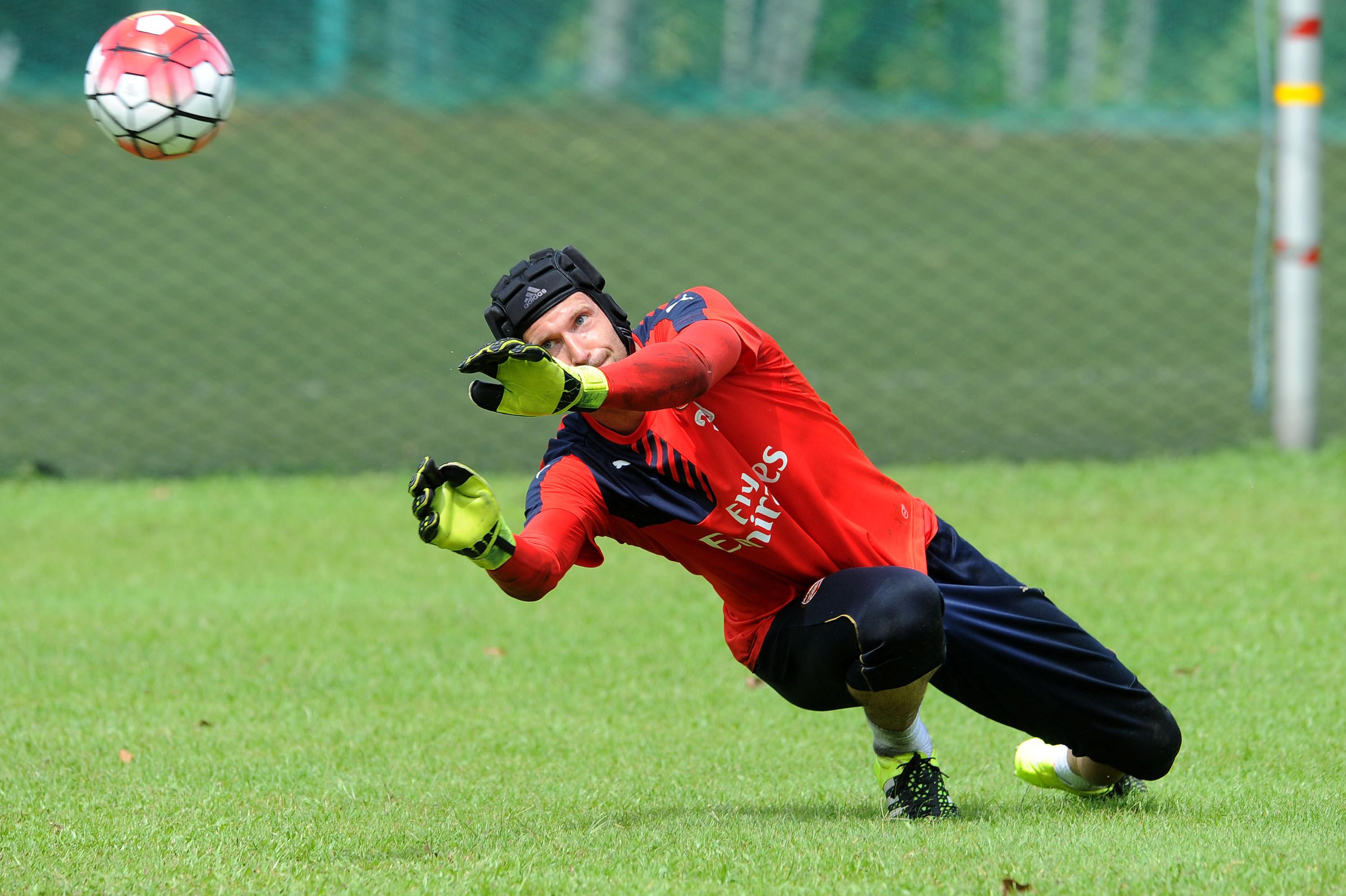 Футбол тренировка записаться. Петр Чех тренируется. Футбол тренировка. Футбольные тренировки для любителей. Петр Чех сейвы.