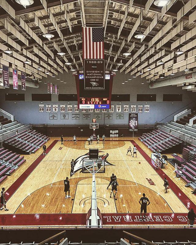 liu-brooklyn-blackbirds-basketball-s-hangs-lockerdome