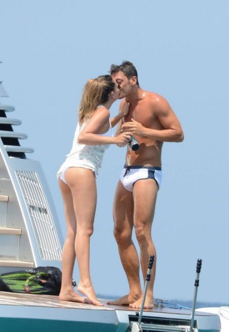 Mesut Ozil kissing his Sexy Girlfriend in Public.. OMG