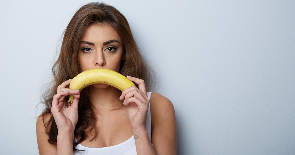 russkaya-devushka-s-bananom-drochit-huy-parnyu-v-metro