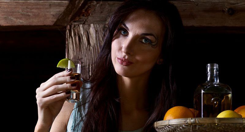 devushka-pet-tekilu-foto-dami